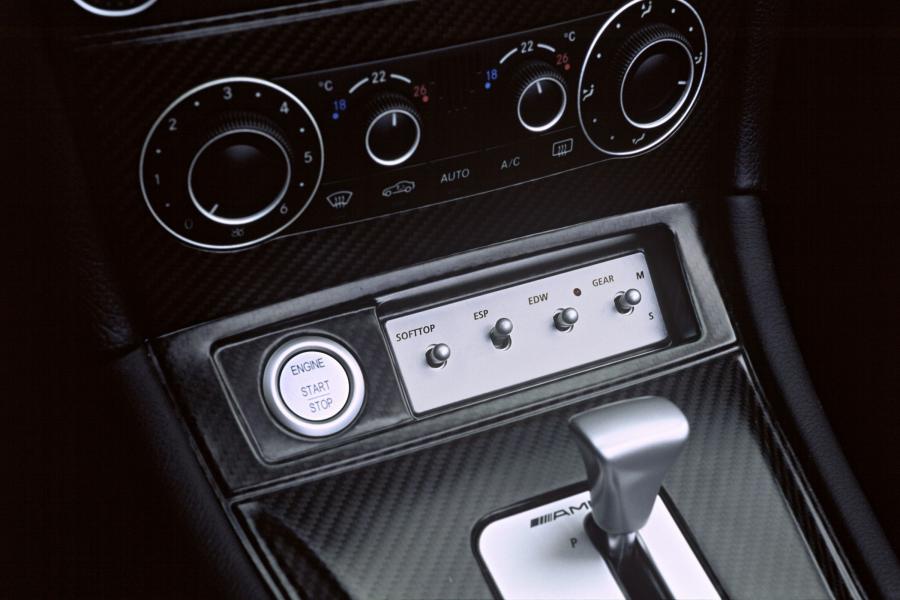 Детали интерьера Mercedes-Benz CLK-Class AMG DTM Cabriolet (A209) 2006 года  (фото 42 из 58)
